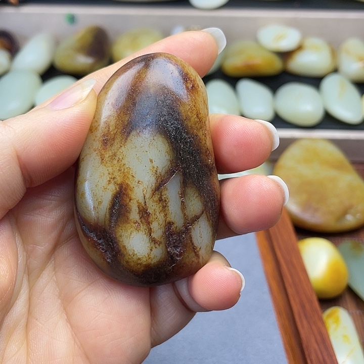 小***强和田玉未镶嵌颈饰