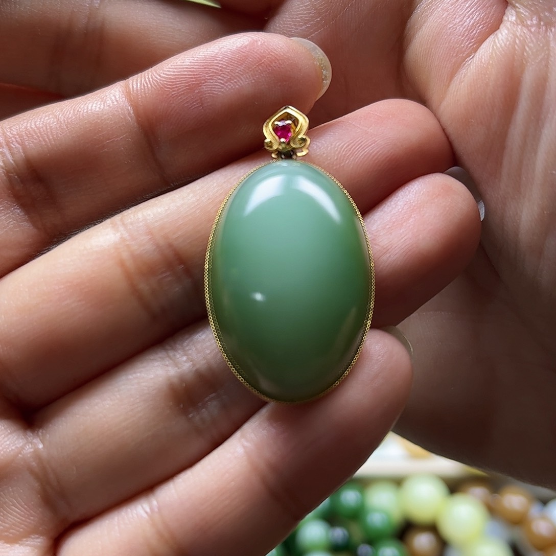 和田玉挂件18K金镶嵌