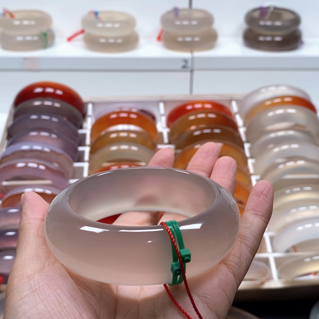 浅***黛玛瑙/玉髓手镯未镶嵌天然玛瑙纹