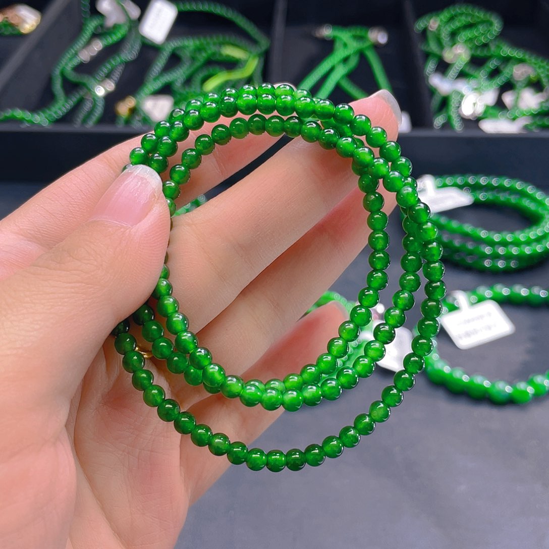 翡翠未镶嵌颈饰    