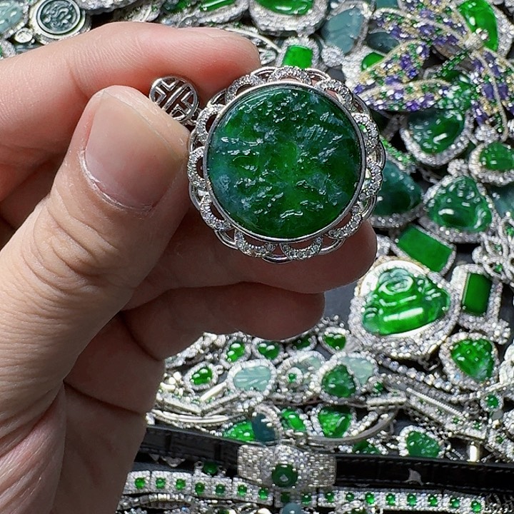 翡翠颈饰未镶嵌天然A货翡翠放漏