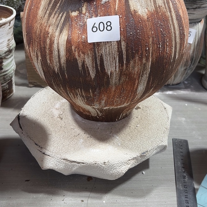 摆件陶高26，口17，有孔，608