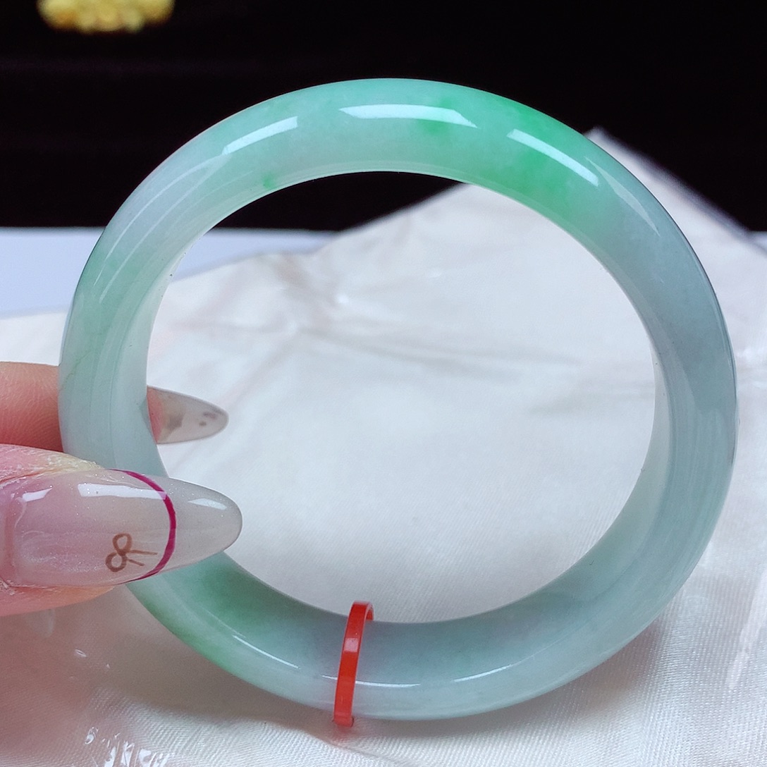 翡翠手镯未镶嵌55圈