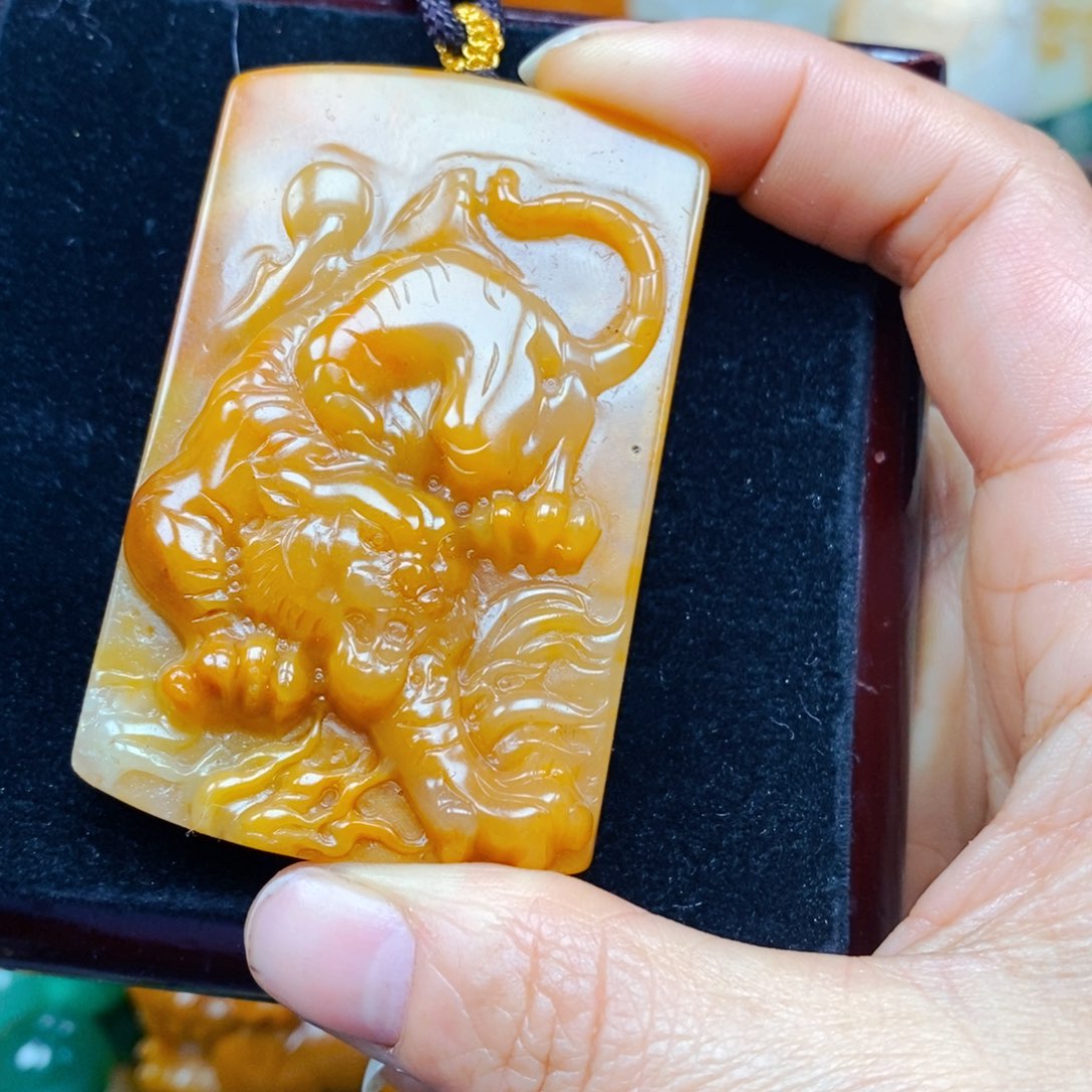 石英质玉（黄龙玉）颈饰未镶嵌