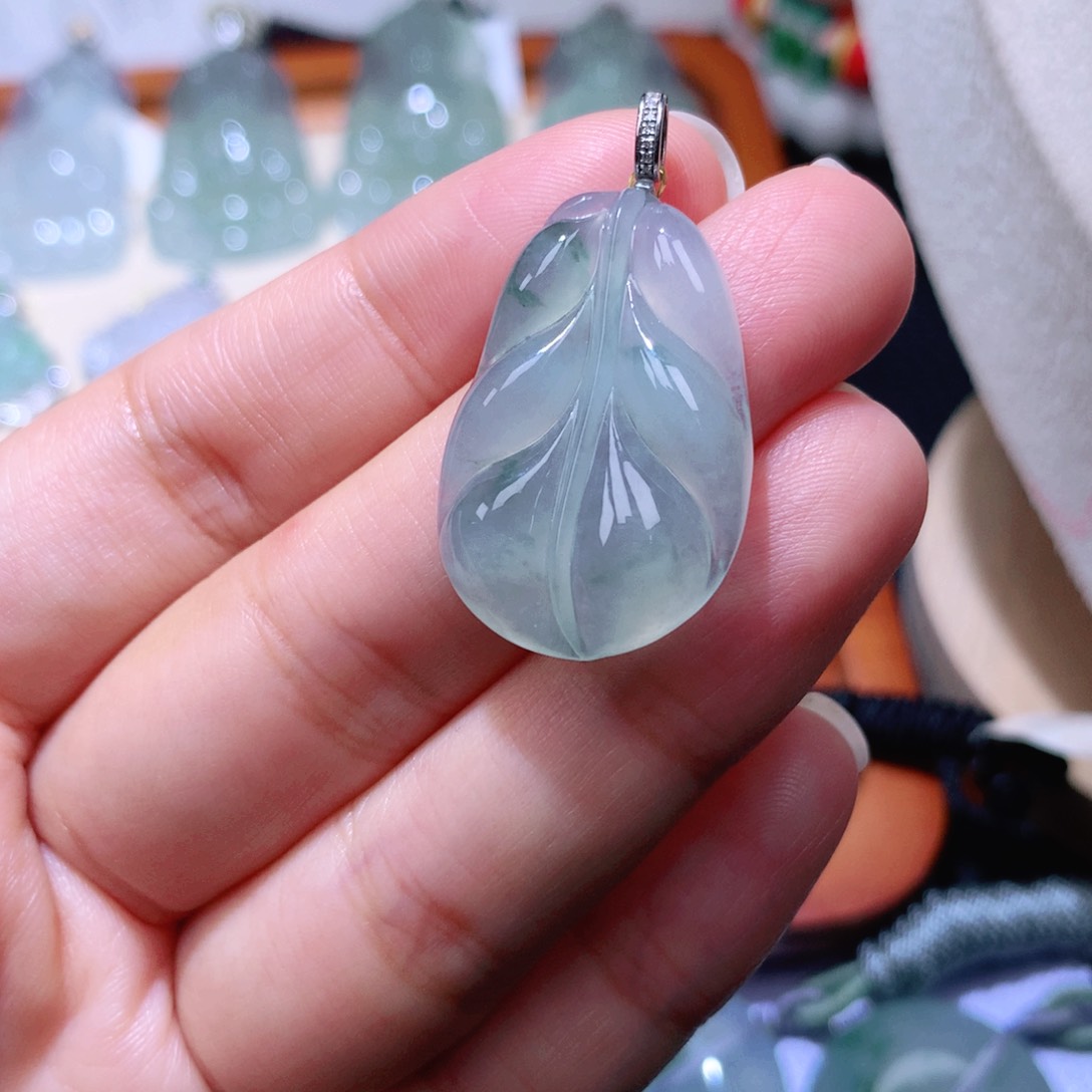 颈饰18K金镶嵌翡翠叶子