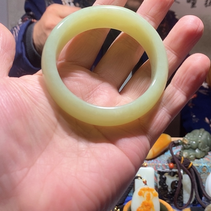 和田玉手镯未镶嵌