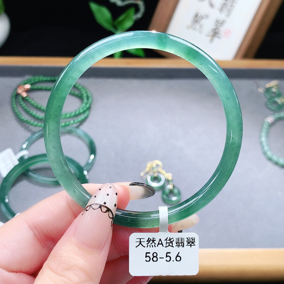 翡翠手镯（圆镯）未镶嵌