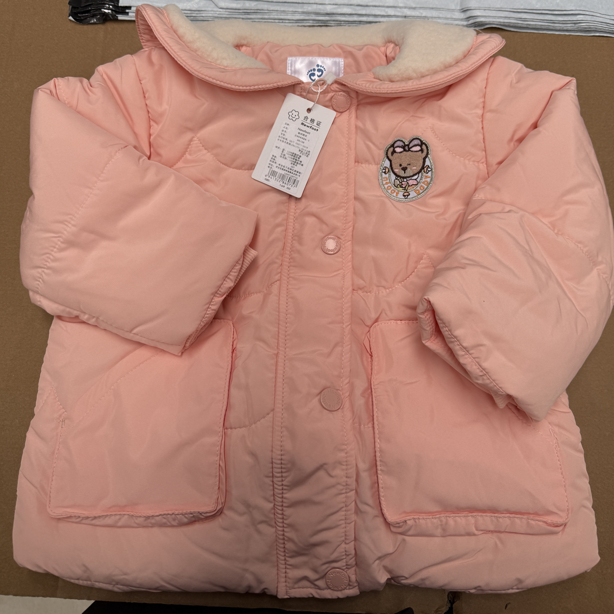 粉色翻领小熊棉服