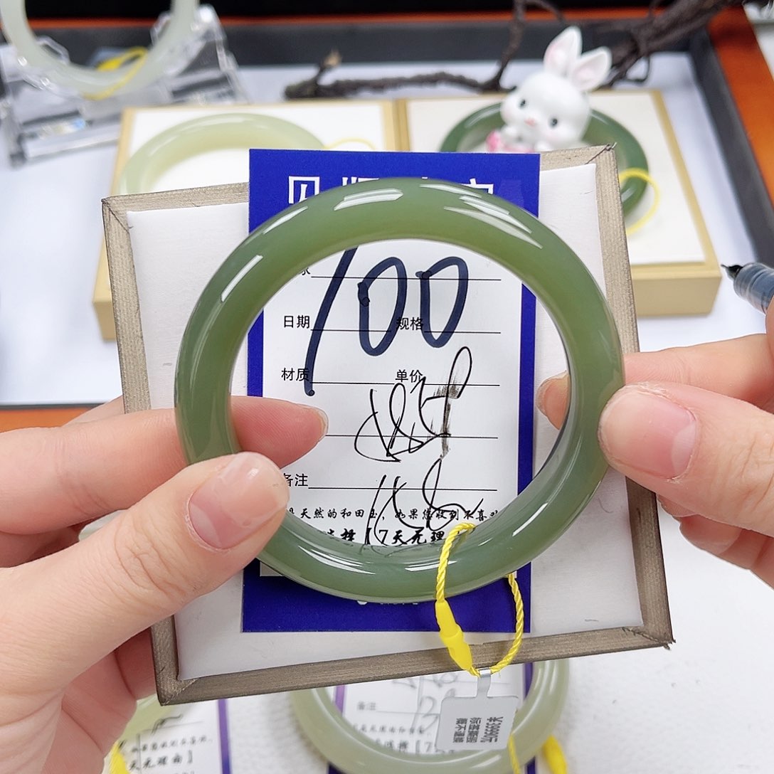 和田玉未镶嵌手镯