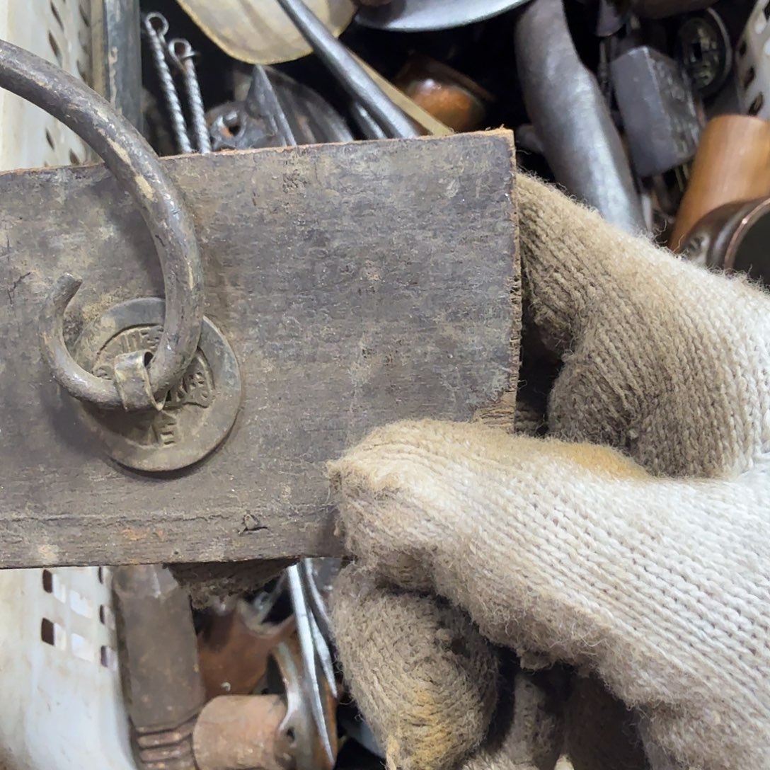 洪***岩一物一图，工艺品。