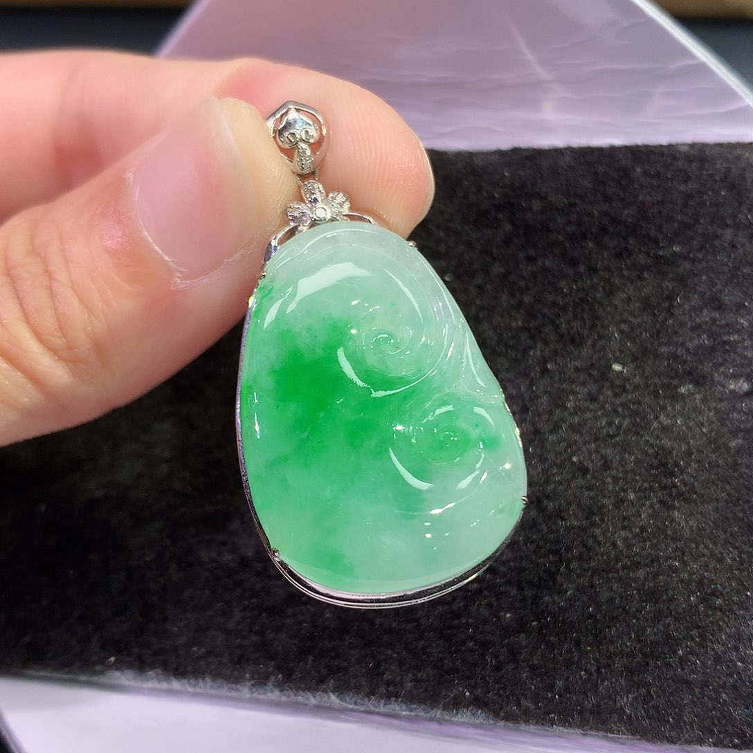 翡翠18K金镶嵌吊坠(赠链)