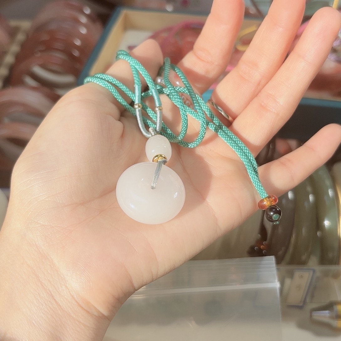 石英质玉手镯未镶嵌困****着