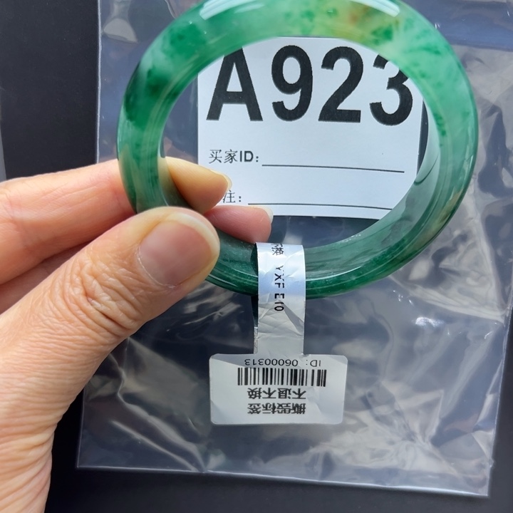 喵****石英质玉未镶嵌手镯燕子➕52.2