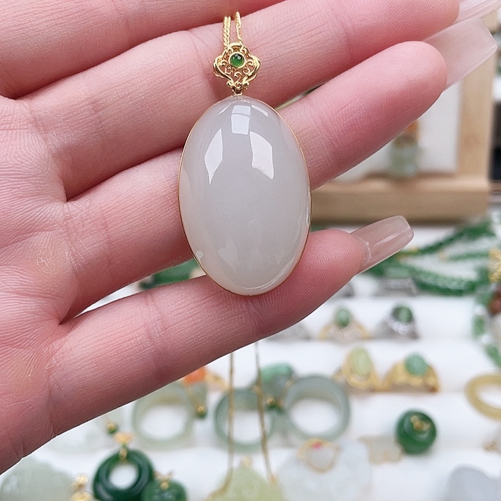 颈饰18K金镶嵌和田玉