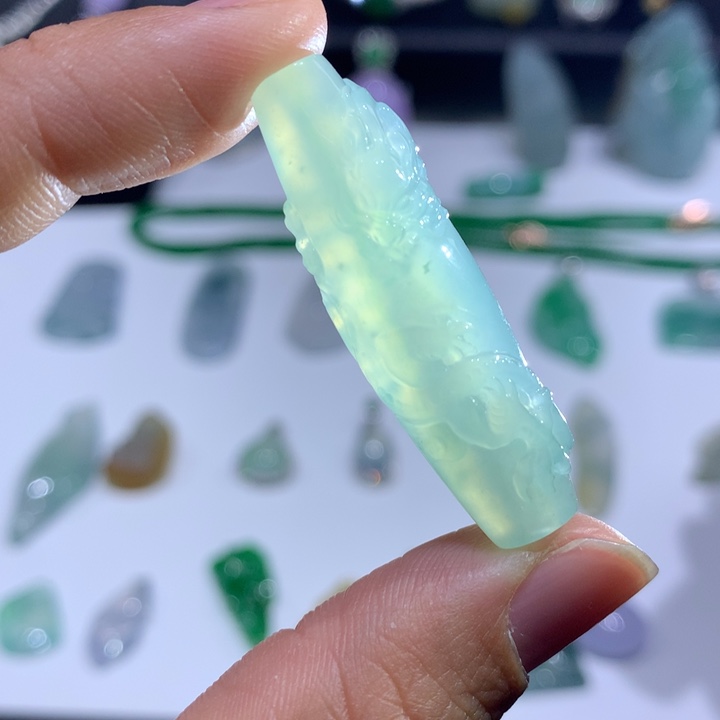 翡翠颈饰未镶嵌龙柱