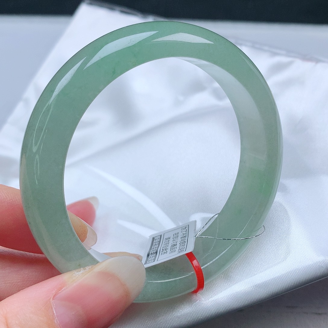 翡翠手镯未镶嵌56圈