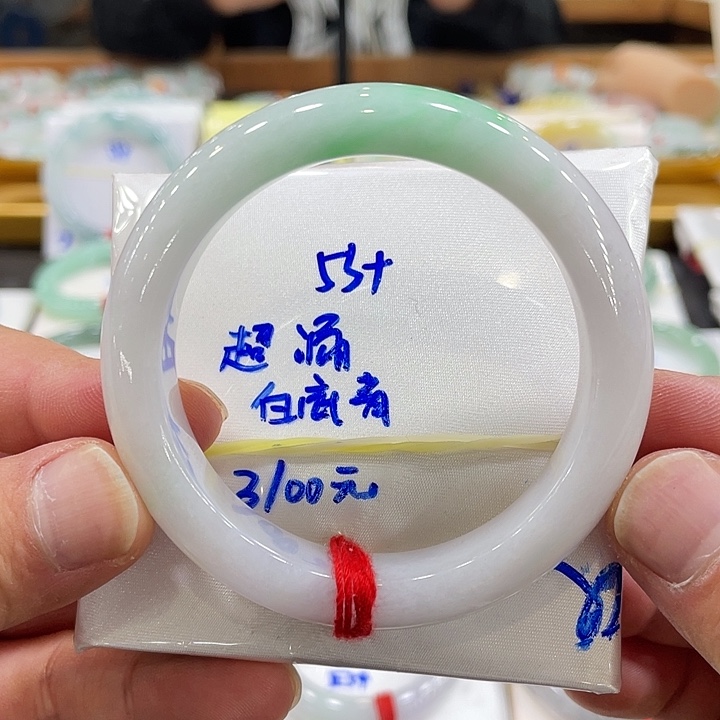 翡翠手镯未镶嵌翡翠