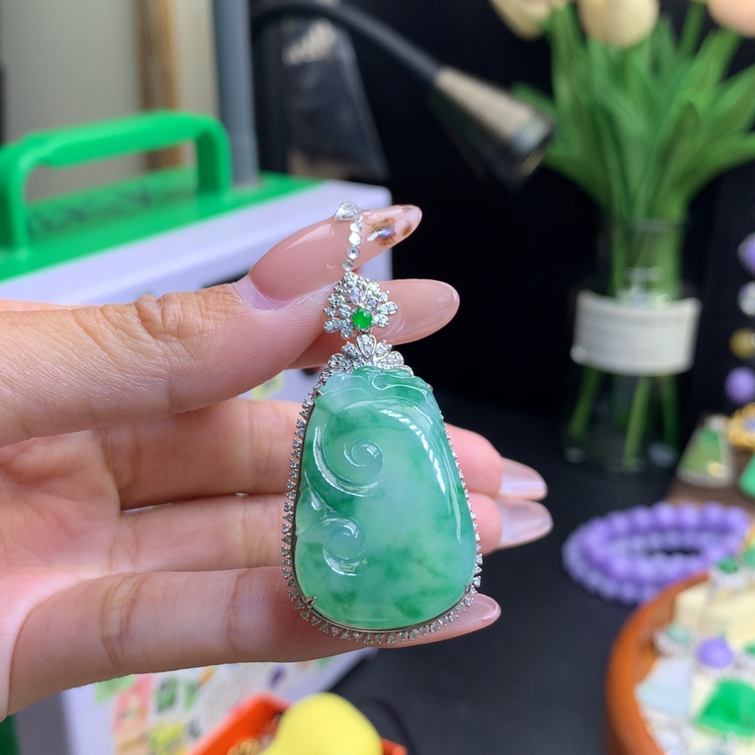 翡翠18K金镶嵌颈饰