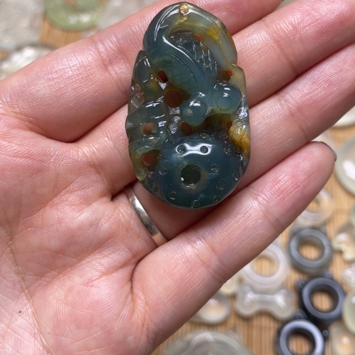 蛇纹石玉颈饰未镶嵌