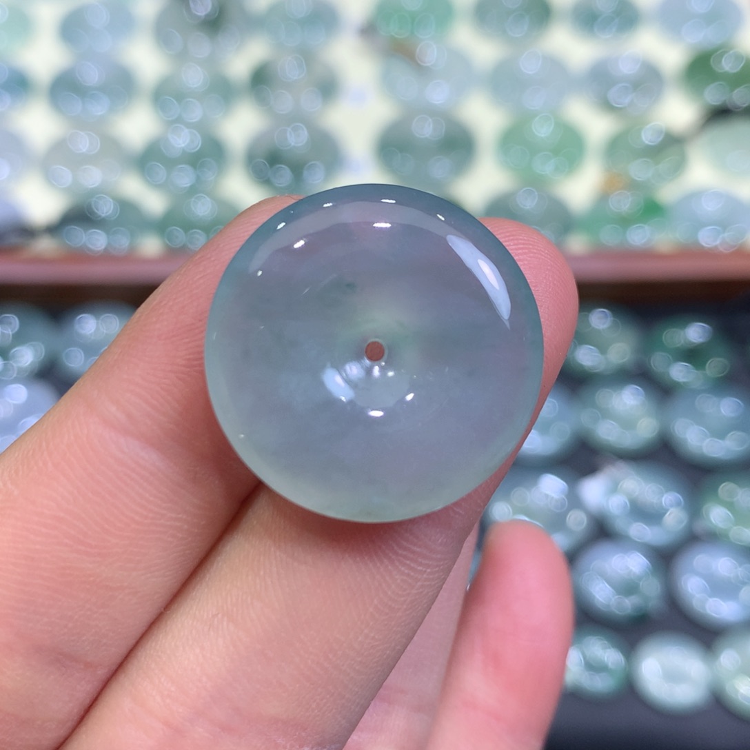 翡翠颈饰未镶嵌平安扣