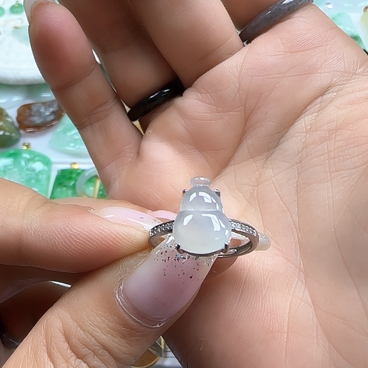 翡翠颈饰未镶嵌白冰葫芦