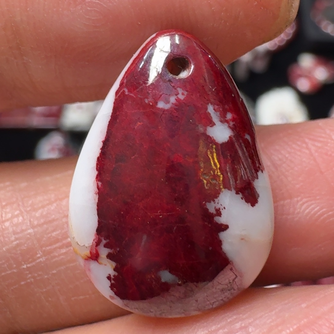 天然辰砂原石吊坠