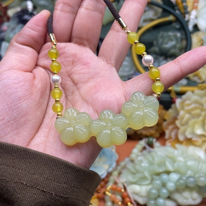 蛇纹石玉吊坠合金