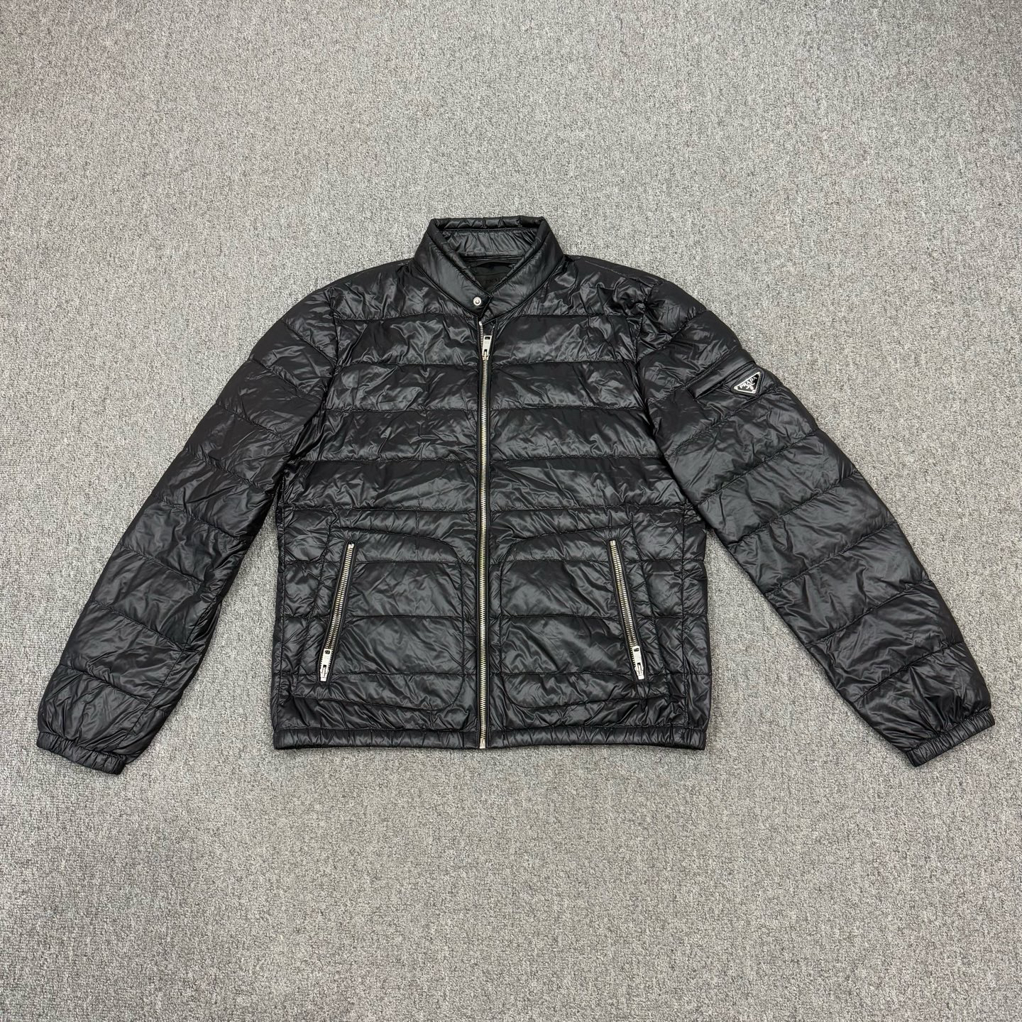 99新 Prada/普拉达 18342843 Prada黑色三角标羽绒服外套52码99新
