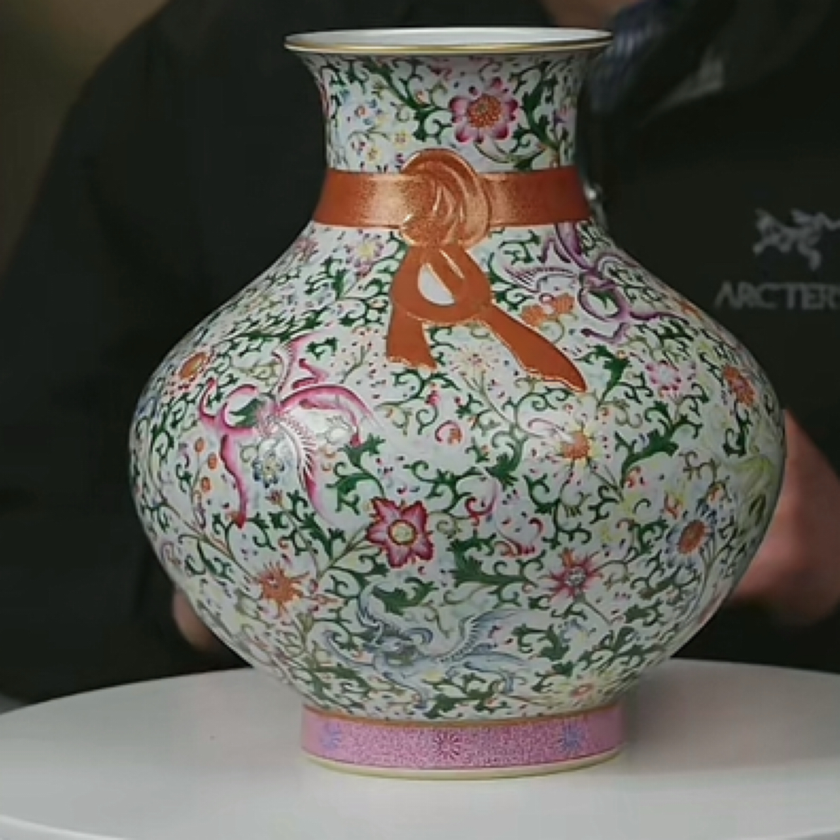 M粉彩缠枝西番莲纹赏瓶