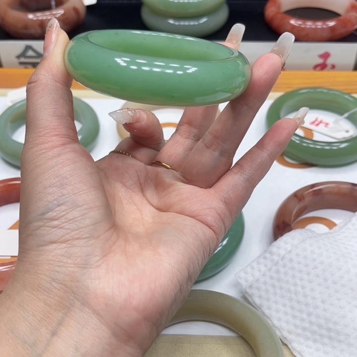 未镶嵌手镯石英质玉妩*