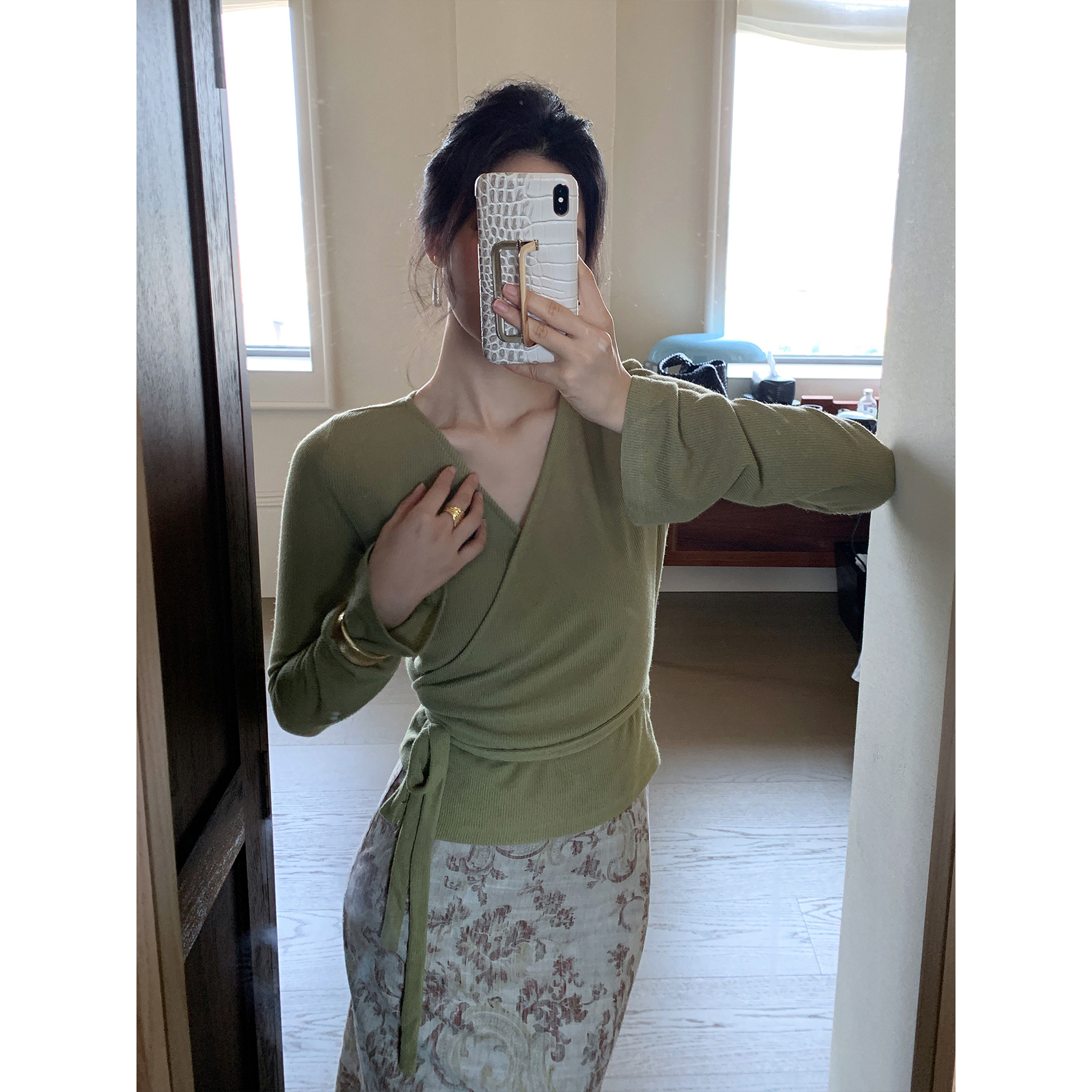 【漫绾】SYT自制 通勤日常收腰显瘦绑带v领上衣女新款长袖针织衫