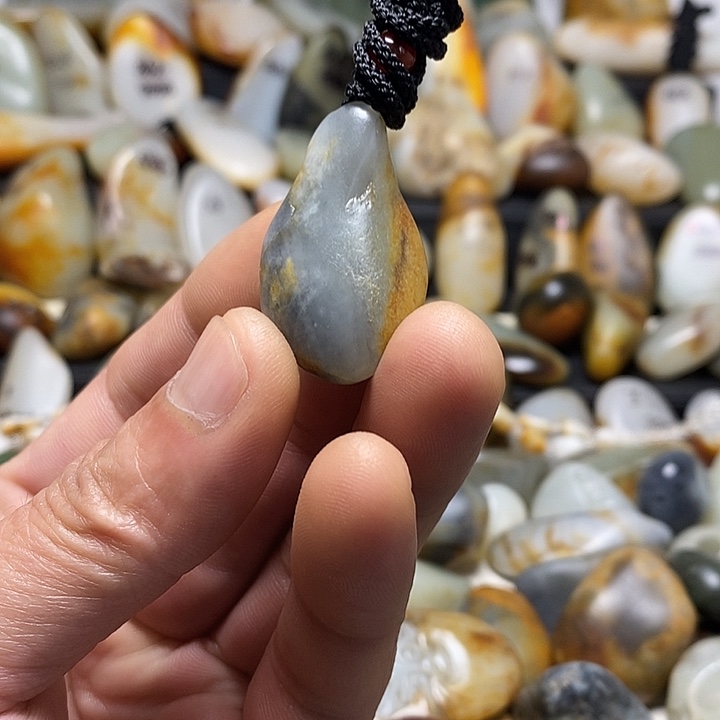 和田玉未镶嵌颈饰吊坠