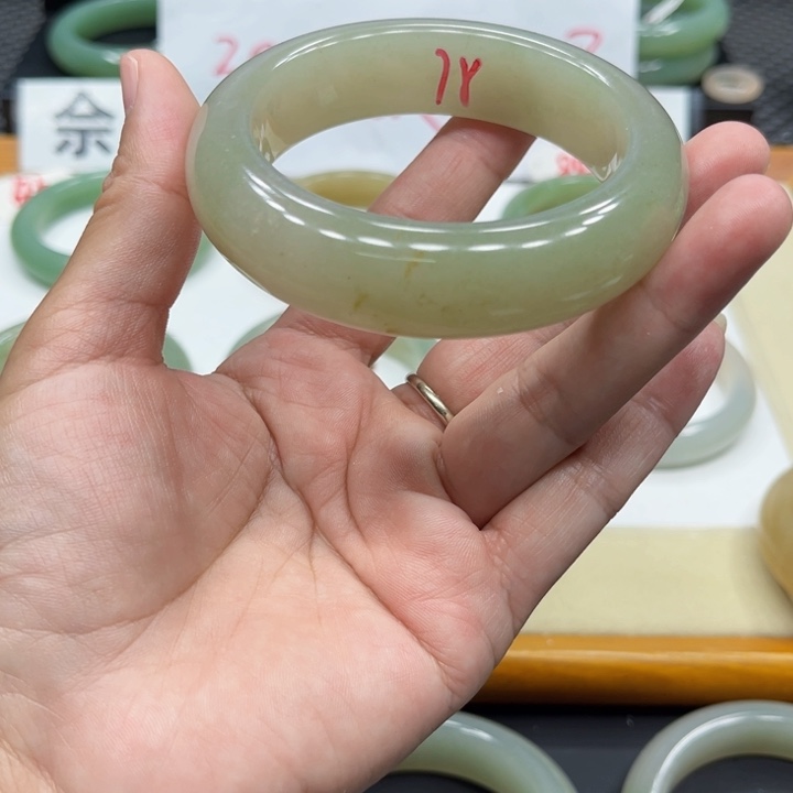 石英质玉手镯未镶嵌帆**.