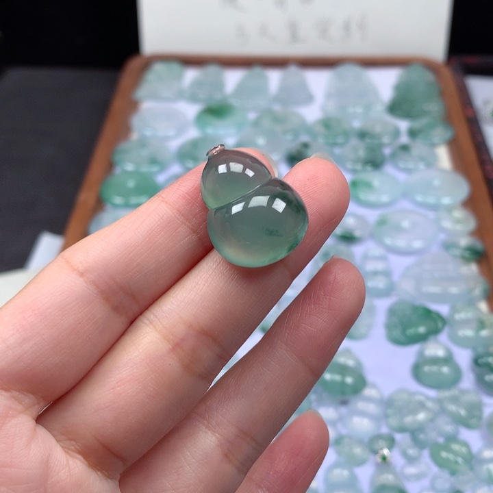 颈饰未镶嵌翡翠冰种晴底飘花大葫芦