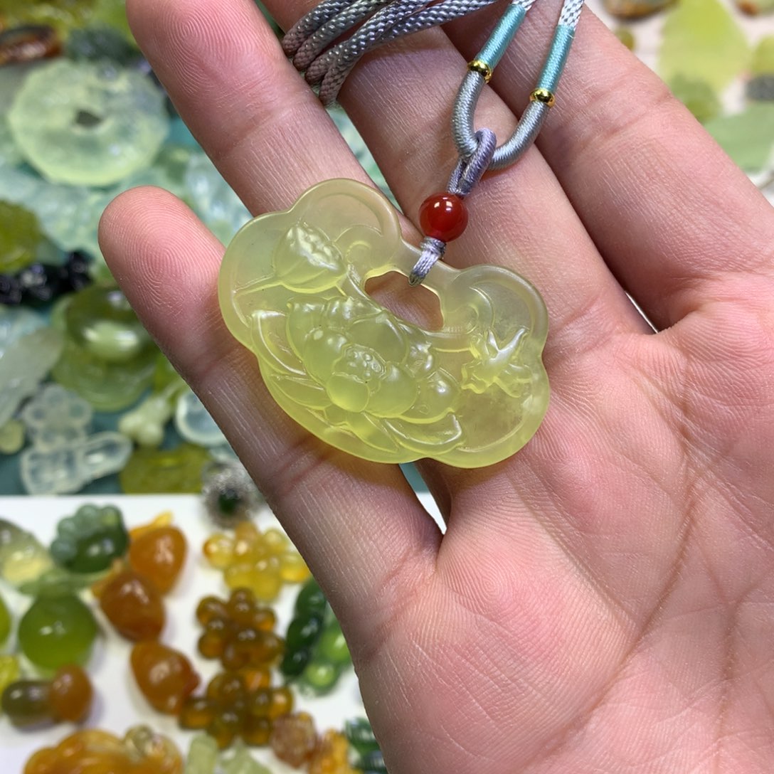 岫玉颈饰未镶嵌莲花锁