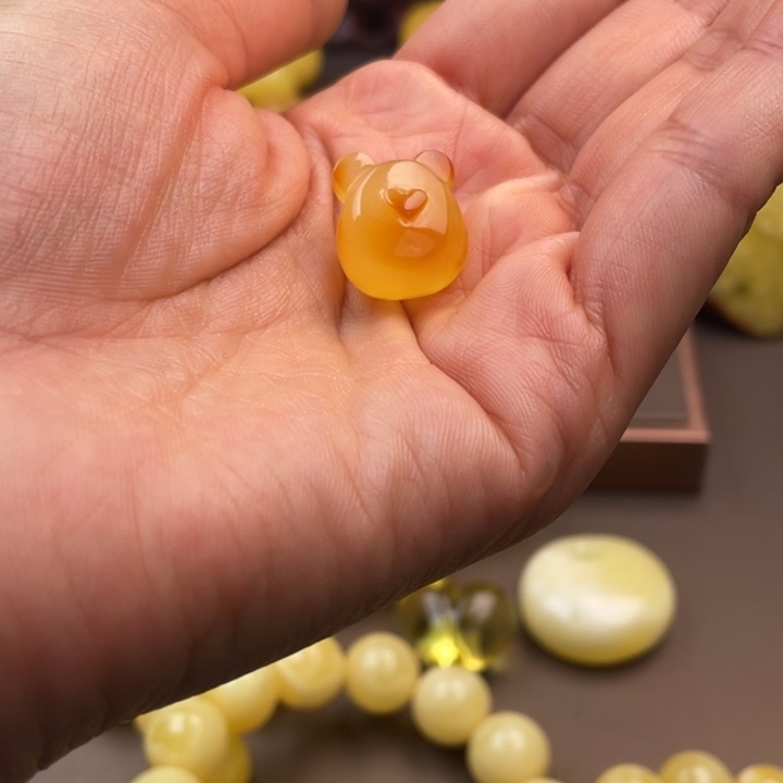 琥珀未镶嵌颈饰蜜蜡