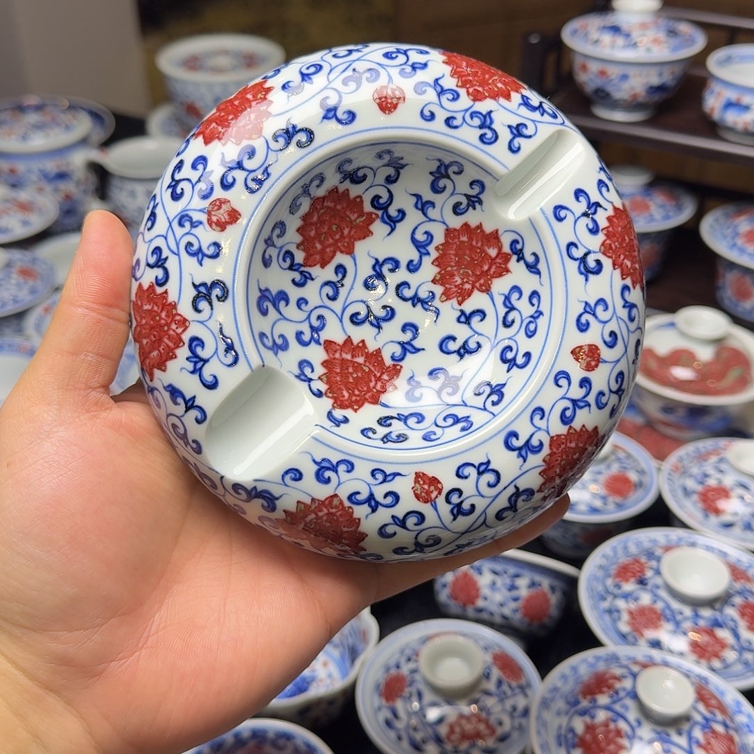 青花釉里红金刚莲雪茄缸