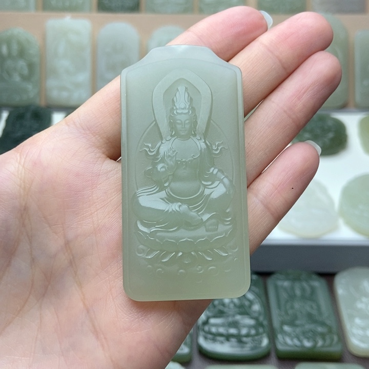 和田玉颈饰未镶嵌胖***?