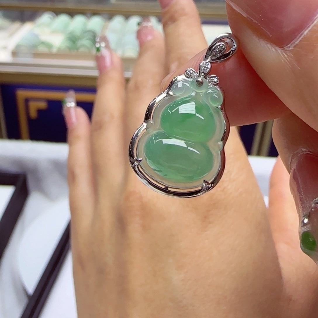 颈饰18K金镶嵌翡翠榴**返葫芦