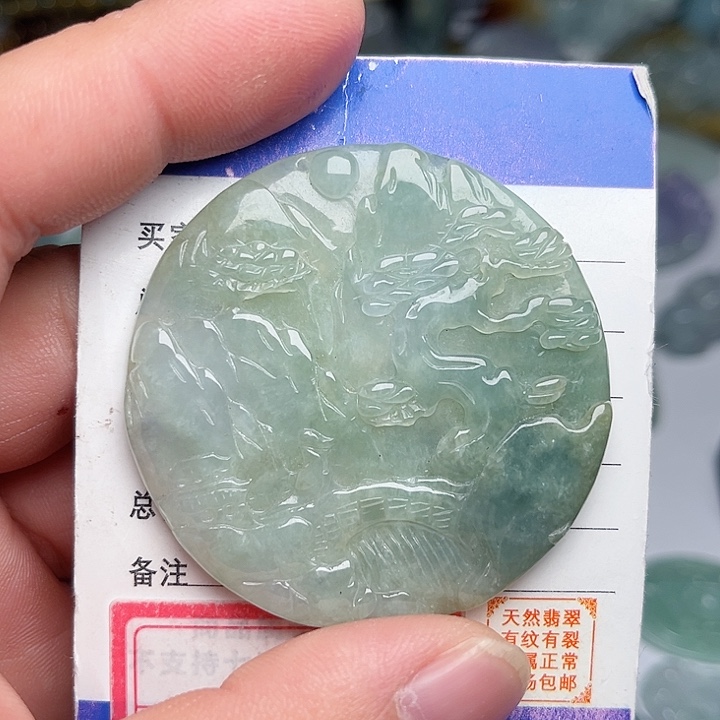 翡翠颈饰未镶嵌山水