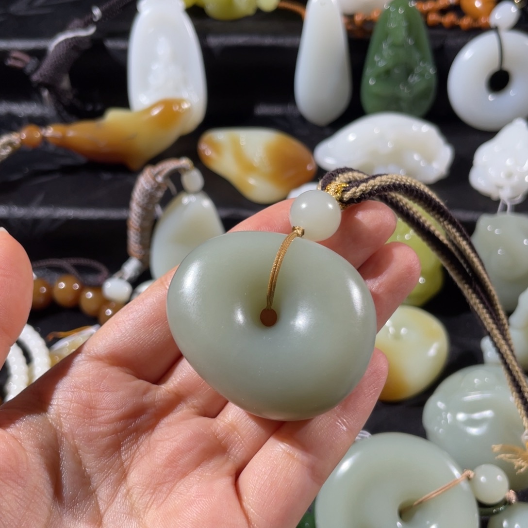 *****和田玉未镶嵌颈饰