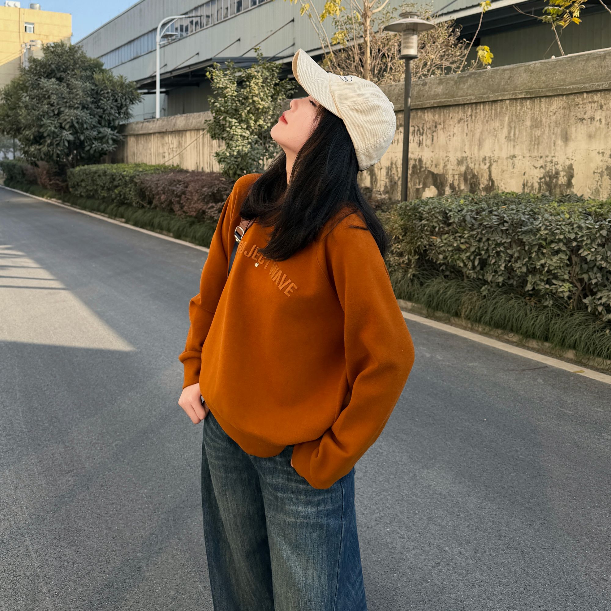 今婷秋冬时尚休闲百搭宽松通勤字母插肩袖套头卫衣女-M25404343  