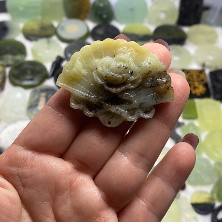 蛇纹石玉颈饰合金