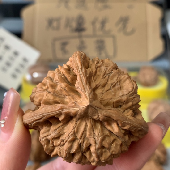 醉***Z文玩核桃吊坠异形单只，有瑕疵