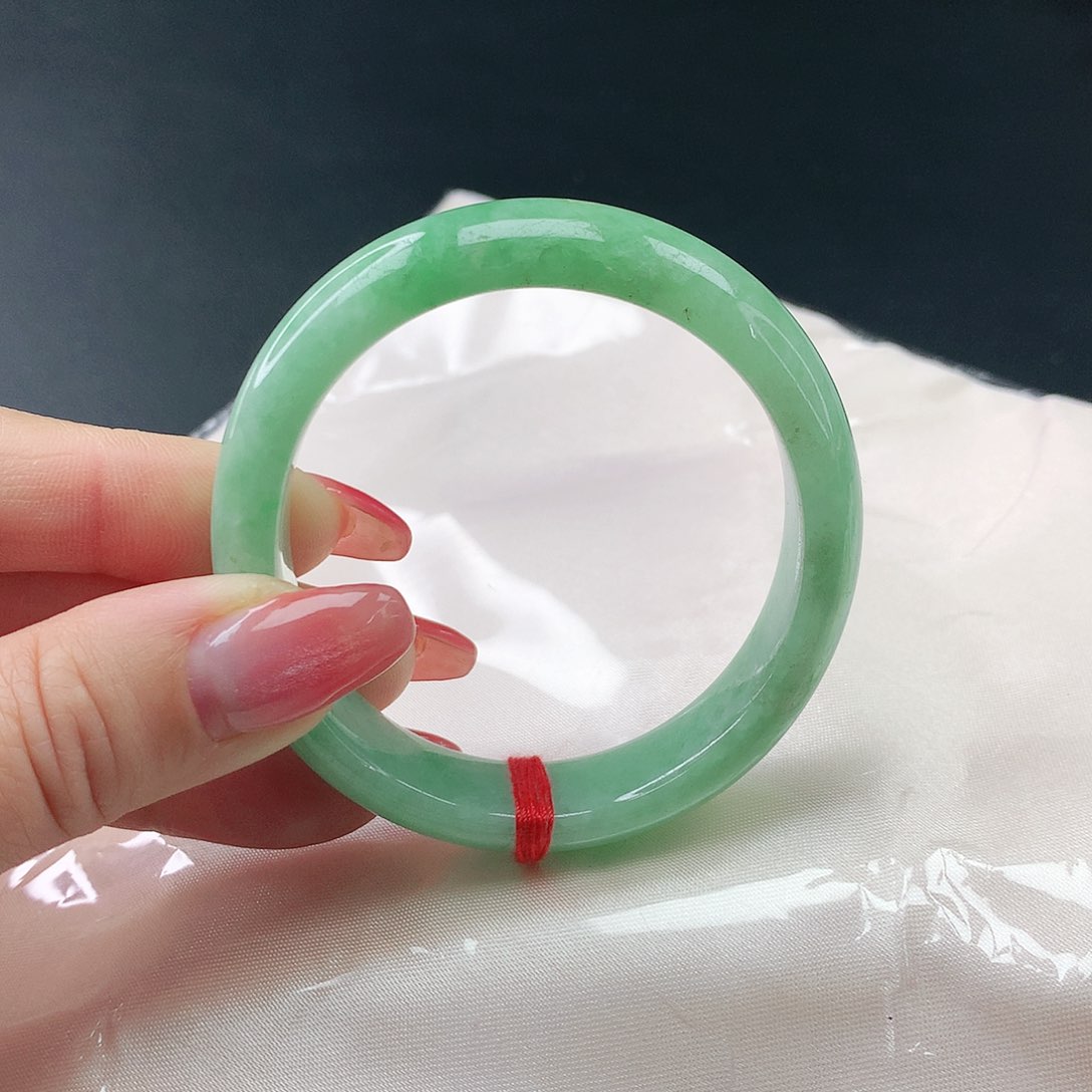 翡翠手镯未镶嵌翡翠