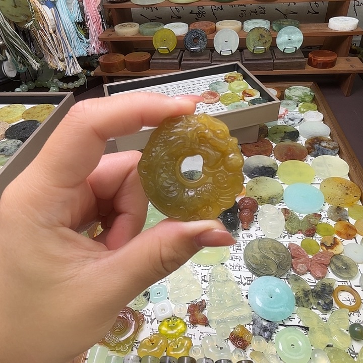 蛇纹石玉未镶嵌颈饰