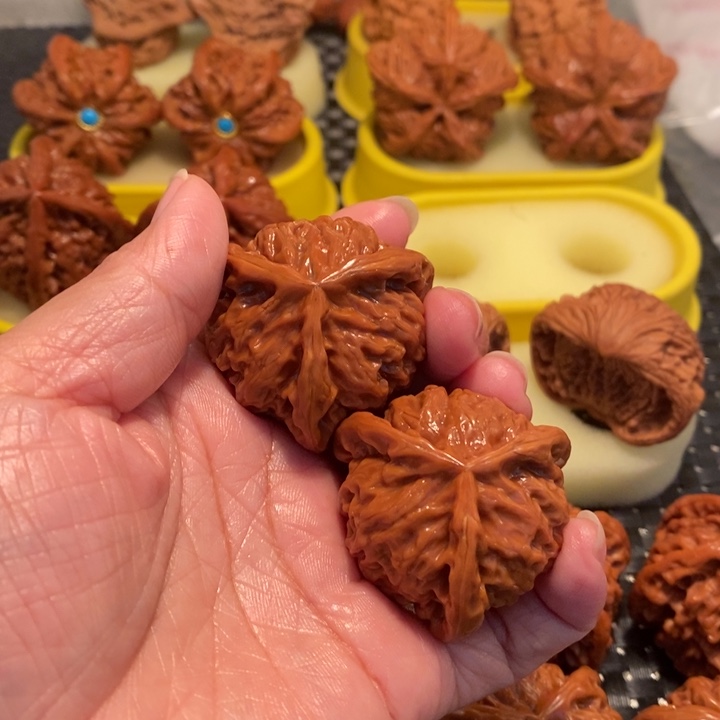 北***狼吊坠文玩核桃宫灯正奔