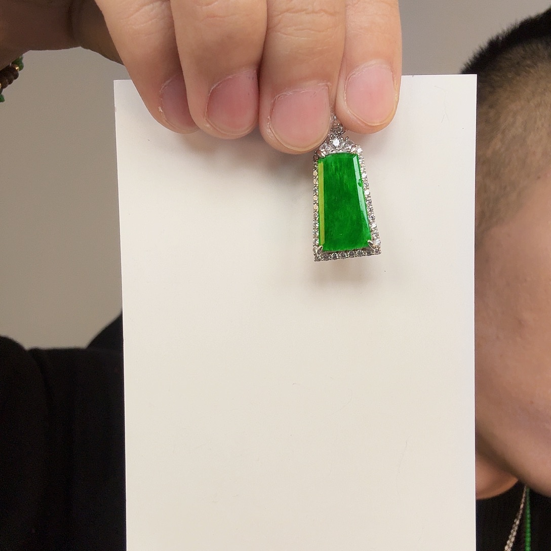 毅***子翡翠未镶嵌颈饰一件