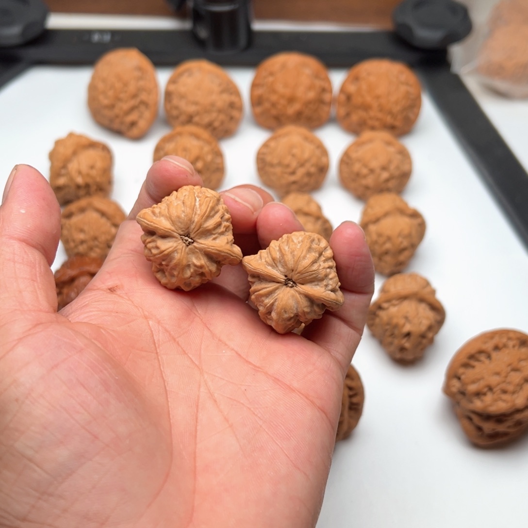 ‍****文玩核桃吊坠津三对