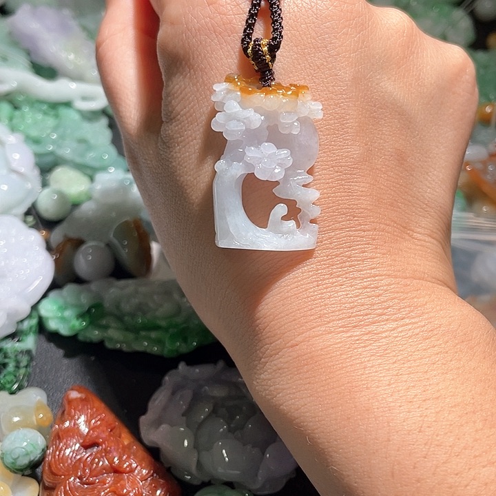 颈饰足铂镶嵌翡翠天